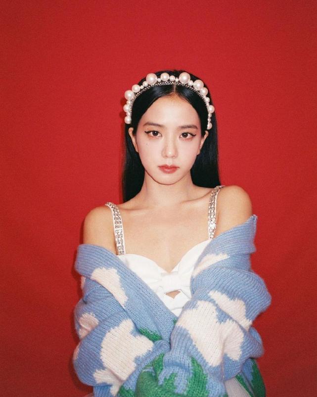 blackpink金智秀一袭红裙艳绝一方,"踩针"跪凳秀美腿,港风美人