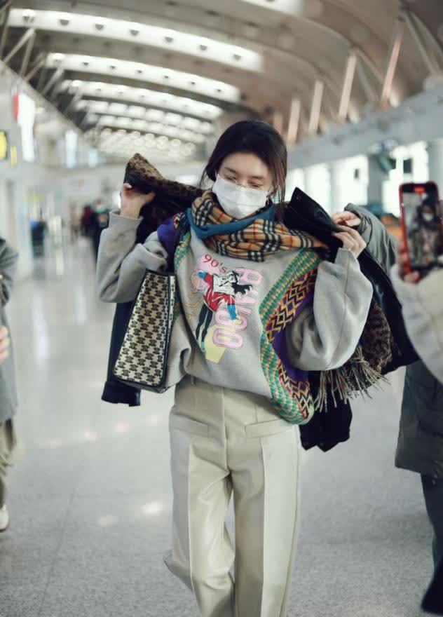 江疏影不愧是"私服女神",白色羽绒服也能穿出走秀感,气质出众_腾讯