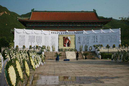 林妹妹陈晓旭墓地鲜花簇拥一尊汉白玉雕像让人垂怜