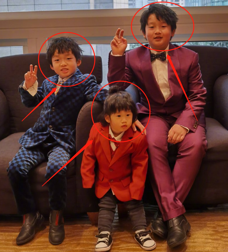 冉莹颖结婚十周年表白邹市明三个儿子同框出镜小儿子却被区别对待