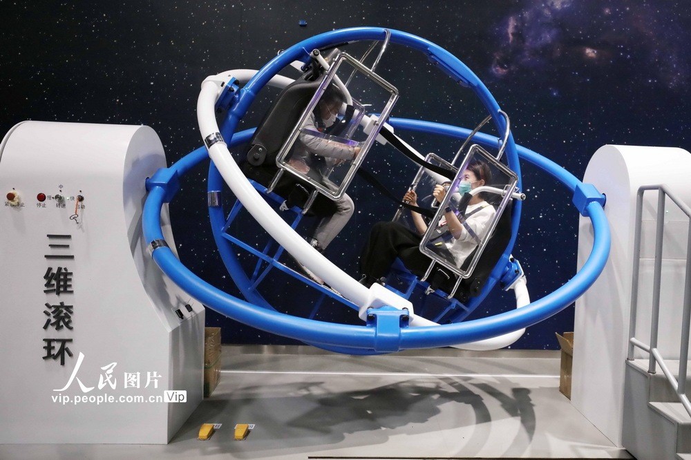 北京科技馆里感知科学魅力丰富寒假生活