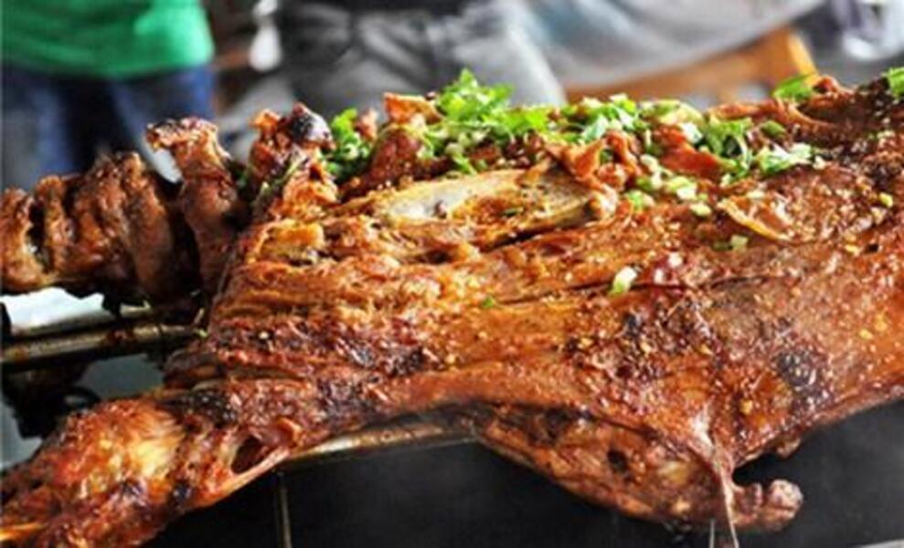 且末烤全羊,且末红枣,罗布麻,大薄馕馕,且倩玉,空姐烤包子等.