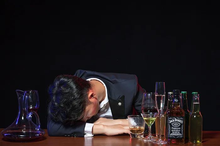 掌握4个喝酒秘诀,过年聚会喝酒少伤身!附靠谱解酒方法