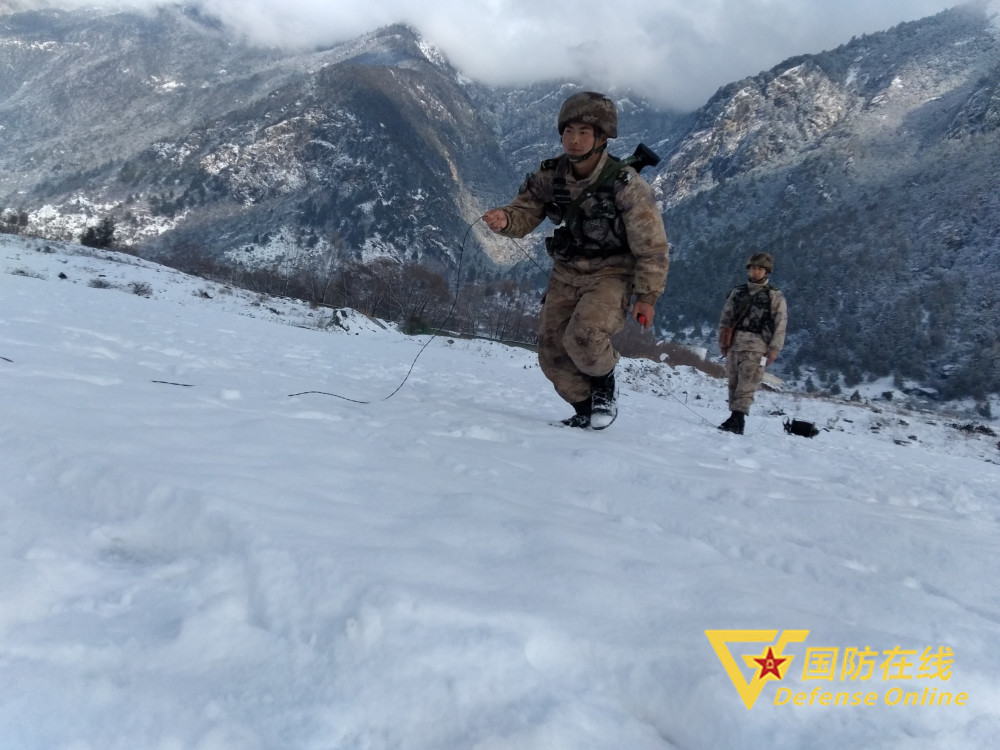 气温骤降雪域高原通信官兵在严寒环境下进行军事训练