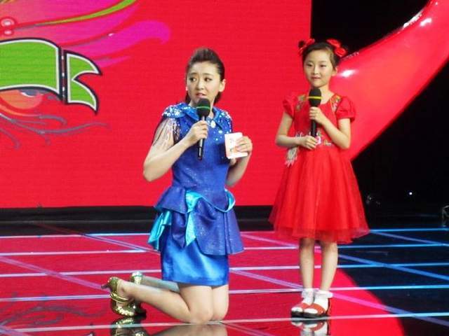 月亮姐姐晒春晚后台进央视23年终上春晚曾传因怀孕无缘主持