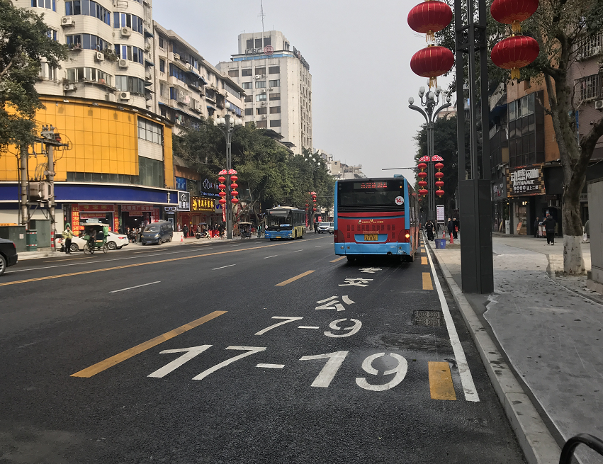 早上9時許,在嘉定南路油榨街至樂山岷江一橋路段,不少車輛在寬敞的