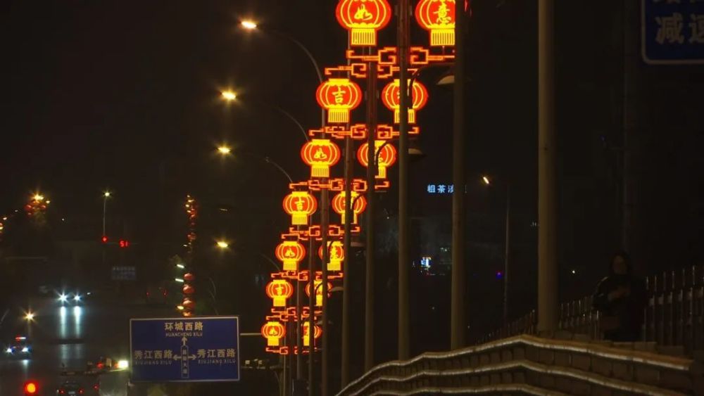 记者看到在府前路夜幕降临牛年大吉牛年大吉大红灯笼高