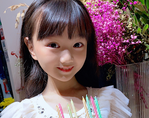 因长相甜美被禁止整容的小山竹,9岁近照曝光后,网友都傻眼了