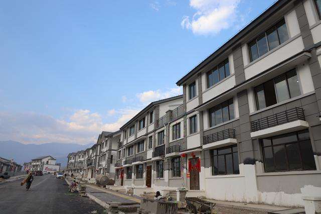 巧家融媒记者走进大寨镇下王家湾移民安置区,只见每家每户的安置房