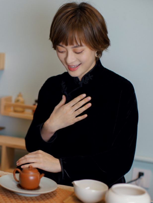 孙俪旗袍造型公开!名媛气场全然秀出,淡妆出镜却美得逆天