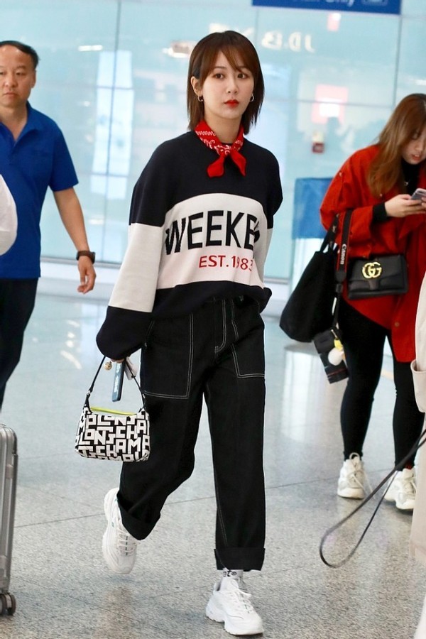 杨紫太有小姑娘样了,一身休闲装随性又自然,不像快30岁的人