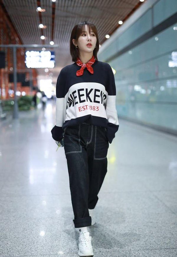 杨紫太有小姑娘样了,一身休闲装随性又自然,不像快30岁的人