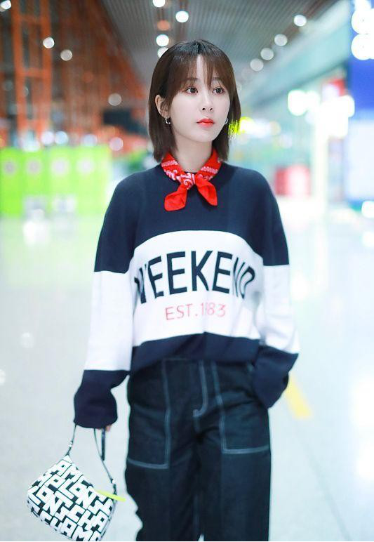 杨紫太有小姑娘样了,一身休闲装随性又自然,不像快30岁的人