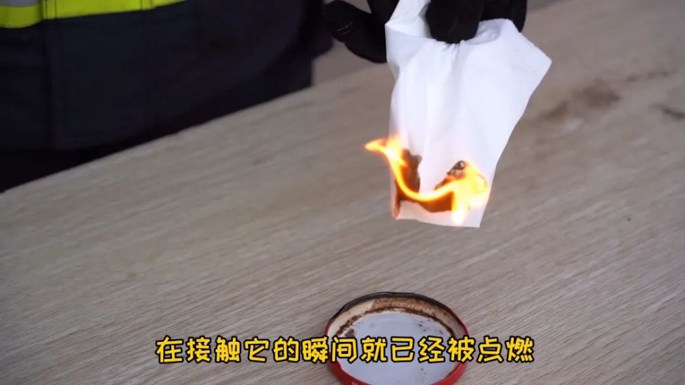 原来免洗洗手液配料含有乙醇俗称酒精含量达到70%可以瞬间被点燃这不