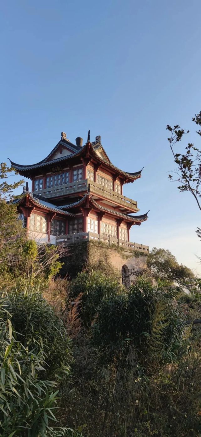 朝阳阁的日出被誉为"普陀山最美",普陀山十二景之一"潮阳涌日"便是