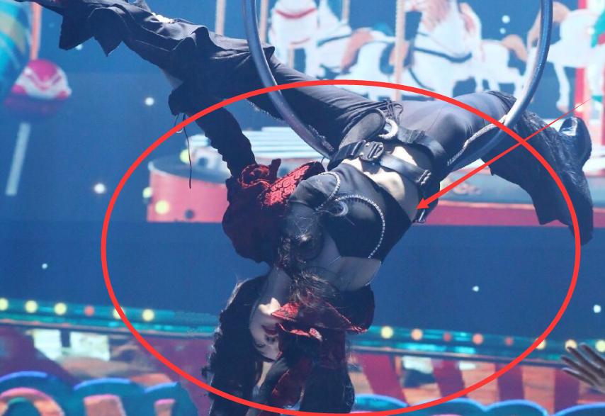 希林表演吊环舞下腰时上衣被绳钩住随后的反应暴露真实女团实力