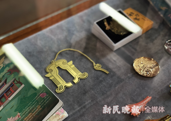 晚报记者潘子璇 摄与传统的旅游纪念品不同,圆明园文创产品在实用性