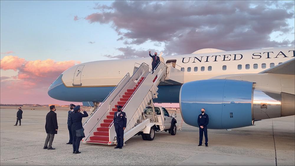 此行拜登乘坐的是空军机队中较小的c-32型飞机,它是波音757-200商用