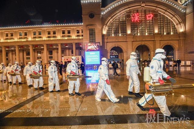 通讯员代能跃 李沙)7日晚,按照常态化疫情防控消杀安排,汉口火车站