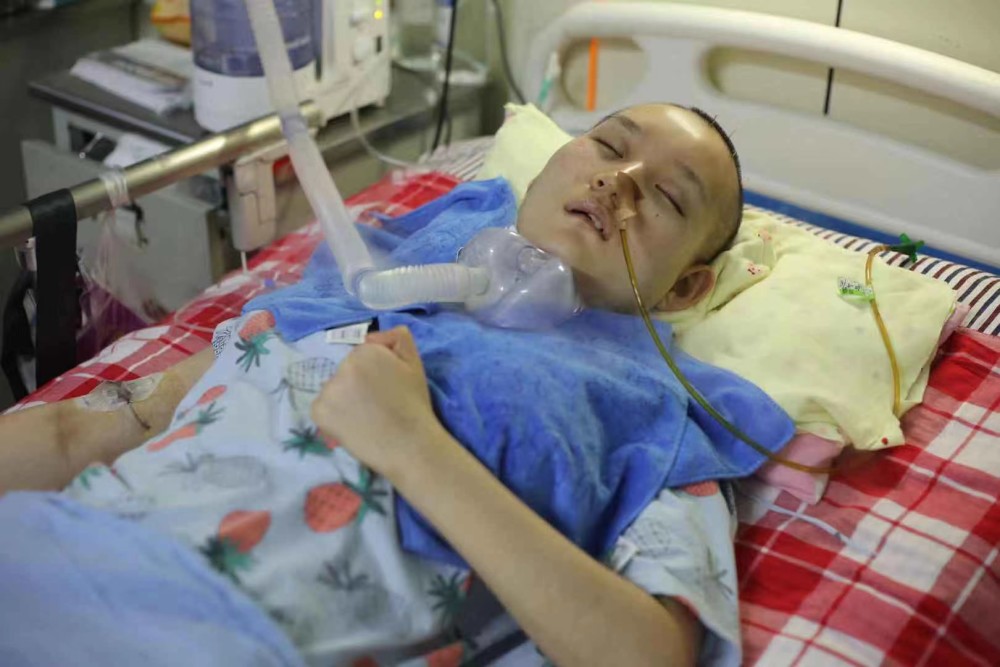 漂亮女孩神似赵丽颖,被醉驾司机撞成植物人,父亲:想听她叫一声爸爸