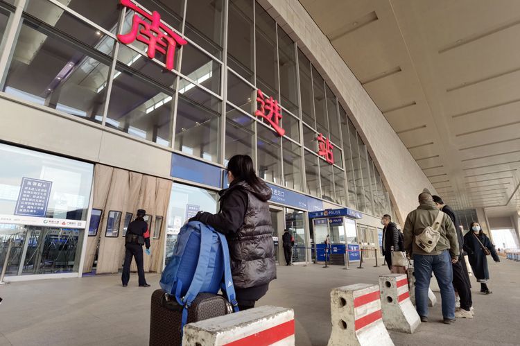 2月8日16时许,石家庄火车站,多名旅客等待进站