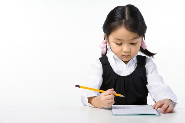 孩子写字丑不敢见人,和这5种原因有关,3种办法教孩子把字写好