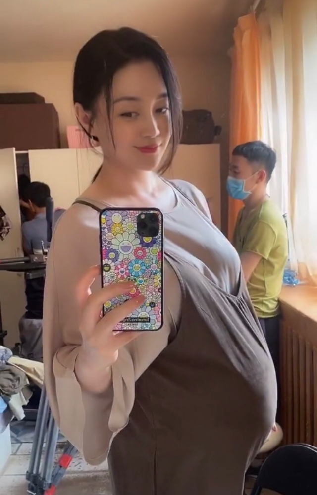 本山传媒走红女艺人关婷娜晒出孕妇照镜头中满眼都是幸福