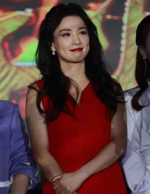 哪有什么冻龄女神52岁张庭一放生图就是地地道道的老太太