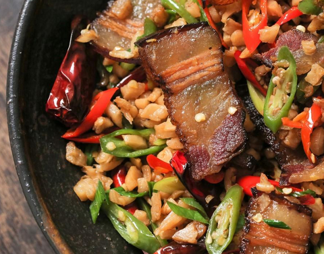 炒腊肉,别一洗完就丢下锅炒!少了这2步,难怪腊肉干柴还不入味