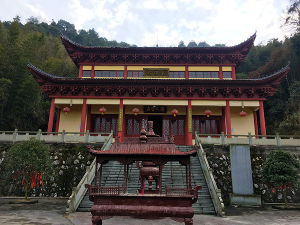 石门只剩半边,但金栗禅寺仍在