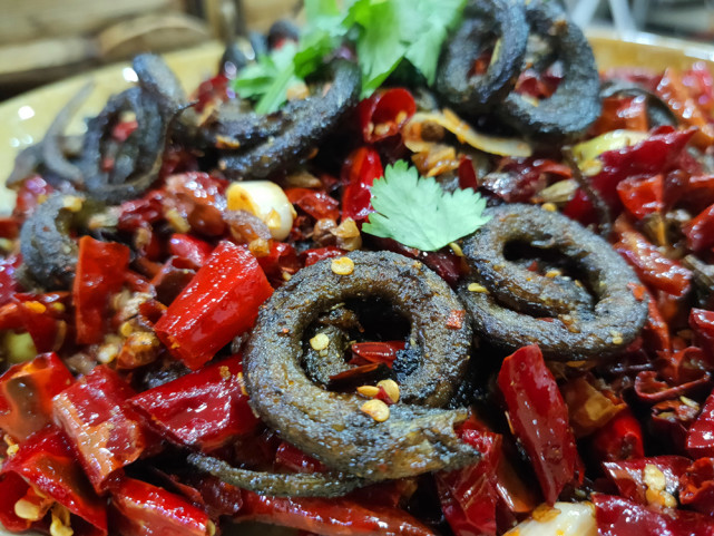 卷成一砣砣的鳝鱼