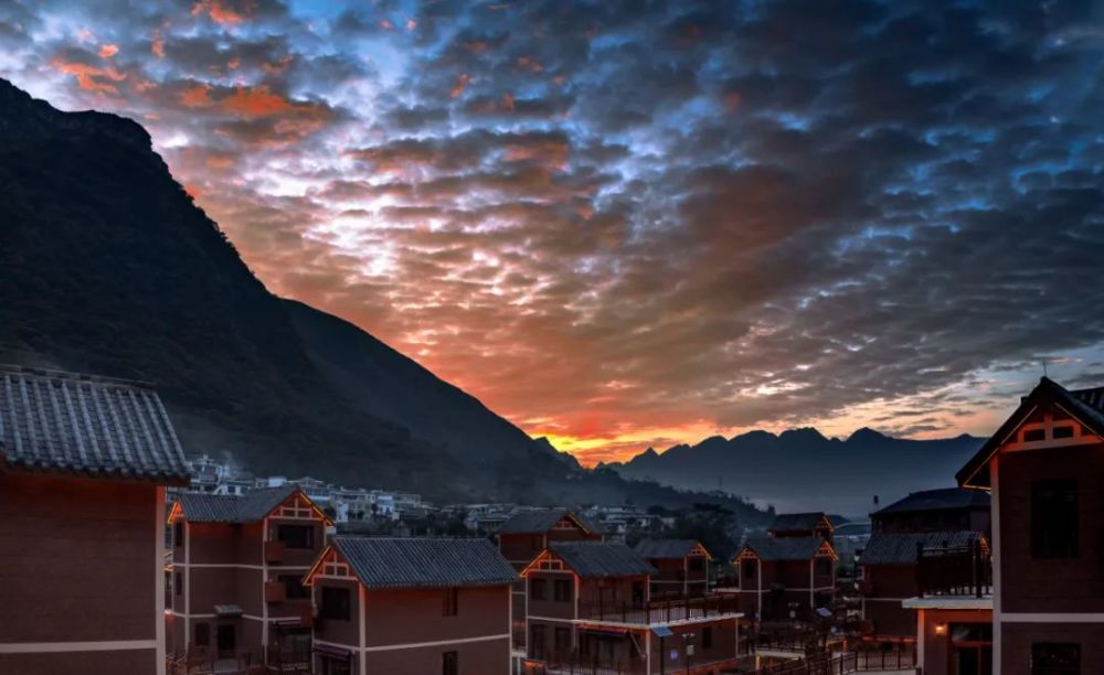 "卫星视角下的美丽乡村"——米箩镇倮么村 巴浪河畔美丽画卷