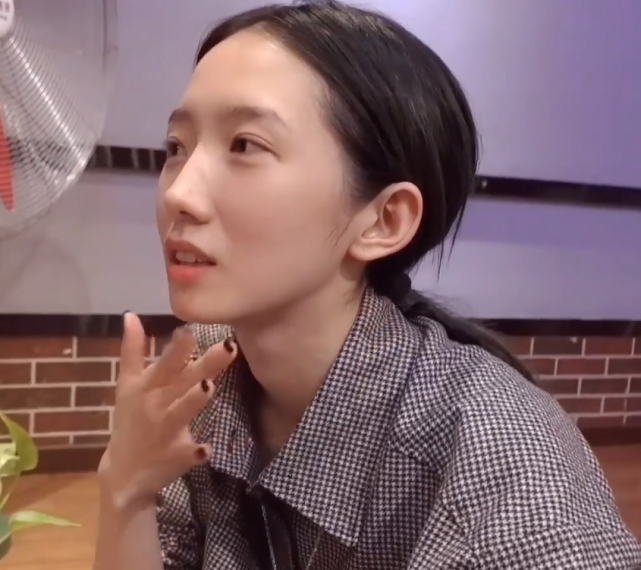 孟美岐素颜vlog公开皮肤水灵灵不像22岁上妆后颜值我没眼花吧