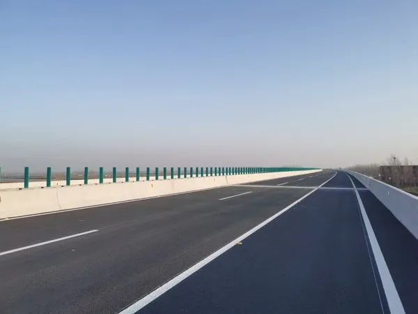 而阜阳境内另一条主干道g220跨京九铁路桥也于日前竣工通车,阜南县