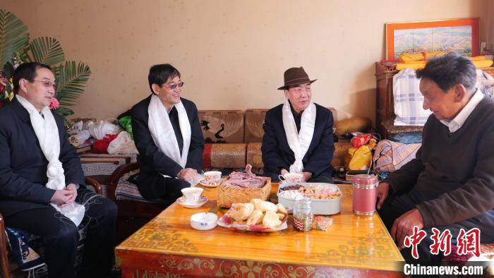 旦科一行先后来到巴桑,桑顶·多吉帕姆·德庆曲珍,珠康·土登克珠