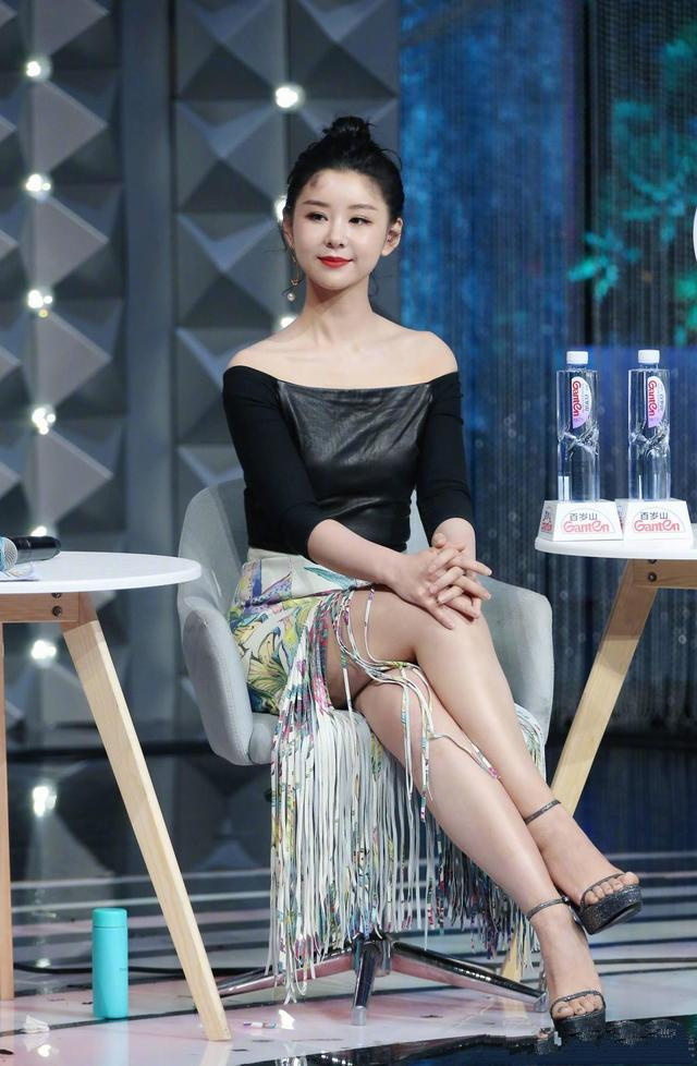 李小萌的微胖身材刚刚好,穿一袭粉色连衣裙甜美可爱,温柔优雅