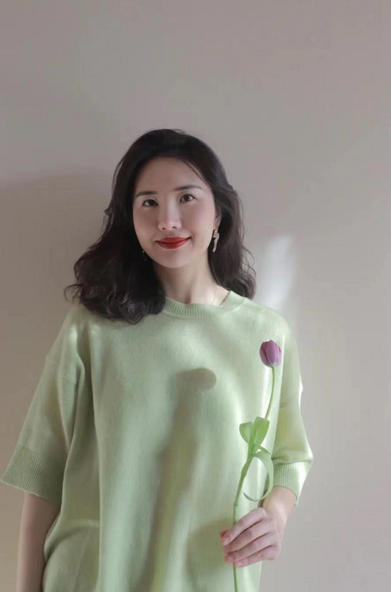 董花花罕晒儿女秀幸福,只字不提蒋凡,女儿拿刀叉吃烧烤超优雅