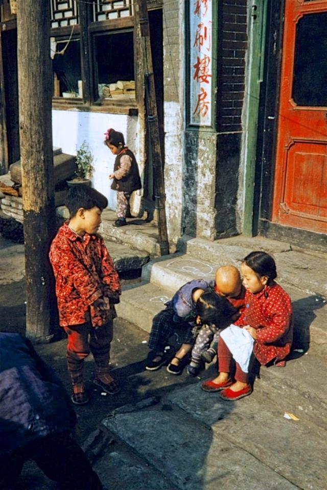 胡同里面的生活老照片晒太阳的小孩子好多