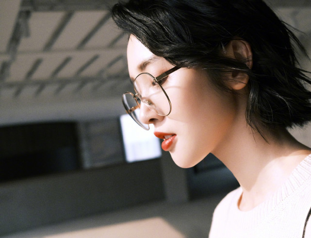 唐艺昕写真戴着一副金边眼镜气质优雅娇俏可人