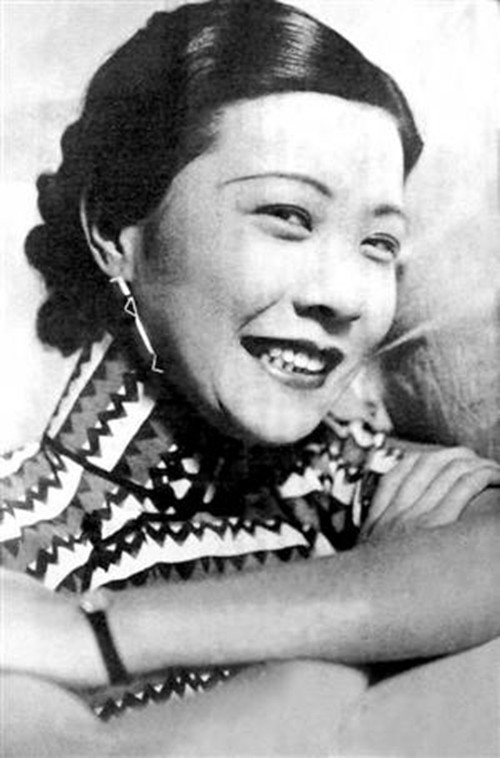 她25岁去世,死后30万人为其送别,还有7名粉丝当场随她而去