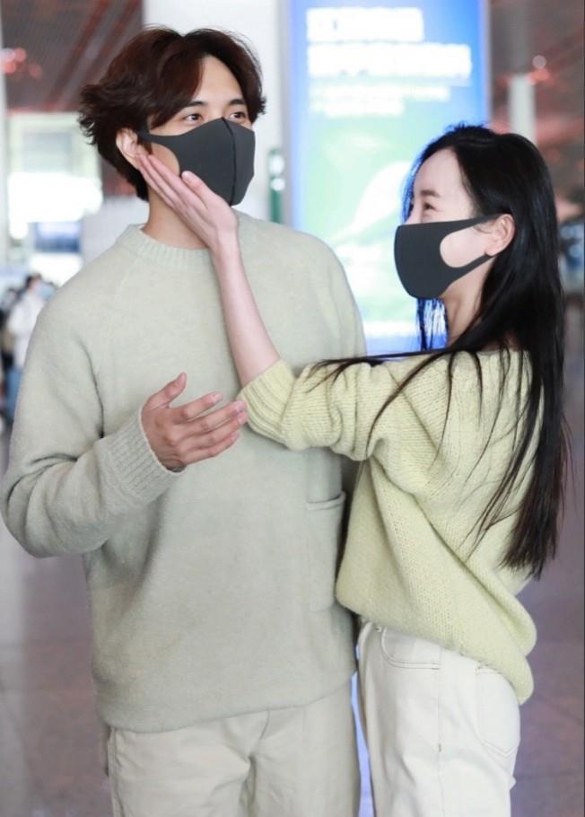 张檬和男友小五亮相机场举止亲昵好甜蜜呀