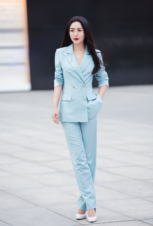 杨童舒太敢穿,"裸穿"丝绒西装太高级,成熟内敛不失女人味_腾讯网