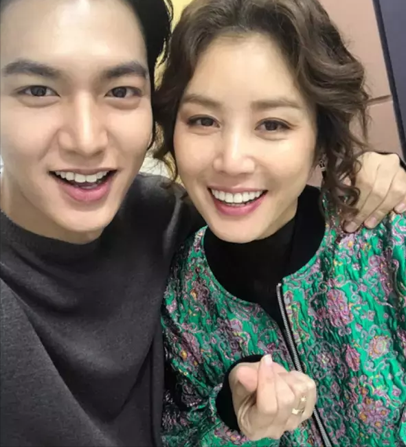 李敏镐姐弟恋曝光被曝女友为剧中妈妈女方53岁有老公俩儿子