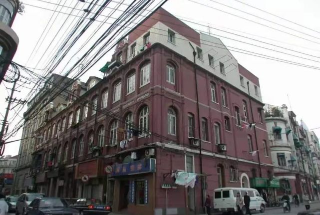 其北侧临接的原安培洋行大楼,是建于1907年的英国古典主义风格的三层