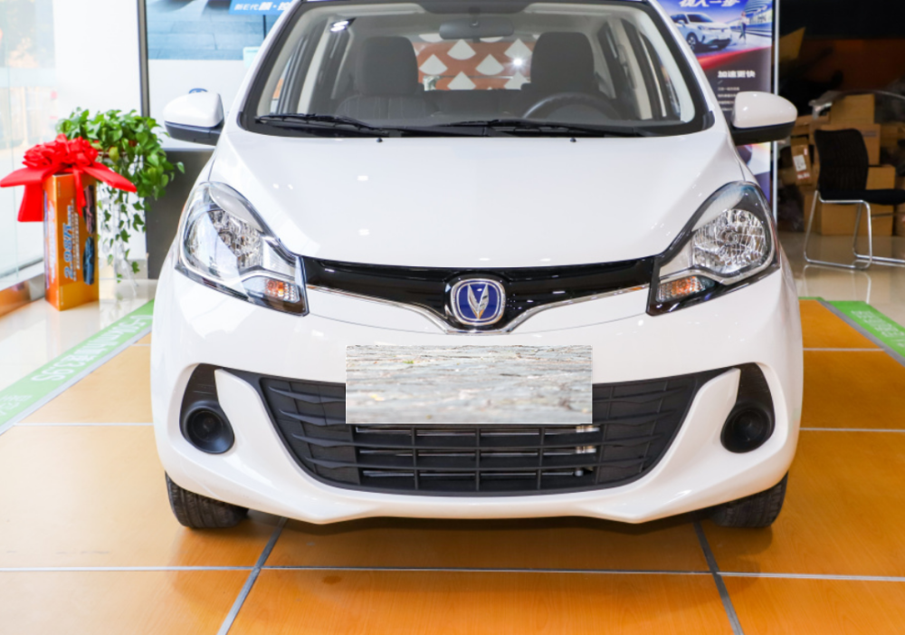 奔奔estar国民版续航300公里顶配3万多比宏光miniev靠谱