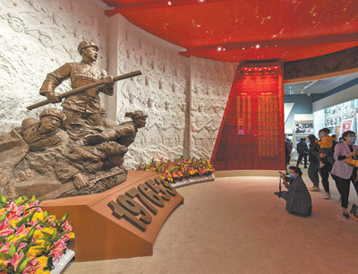 2020年10月25日,在中国人民革命军事博物馆,观众正在参观纪念中国人民