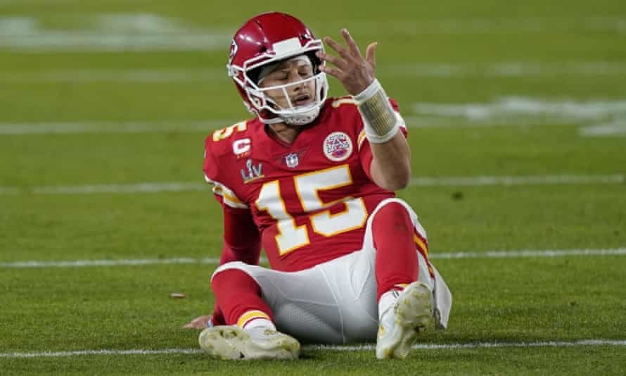 马霍姆斯失落的坐在地上