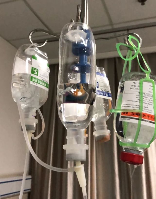 母亲住院时的输液瓶图源:作者供图之后,母亲被注射了强心药,其他药物