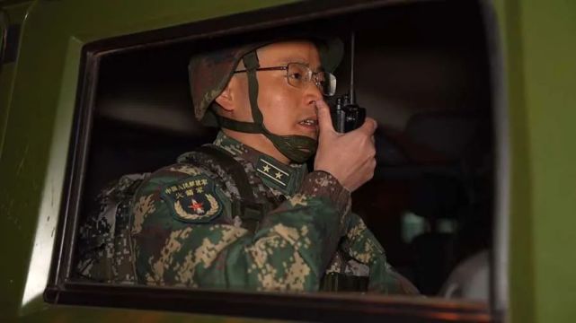 深山密林中,火箭军某旅数辆导弹战车组成的"钢铁长龙"碾过曲折的小路