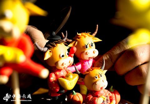 安徽肥东乡村捏面人牛年塑牛组图